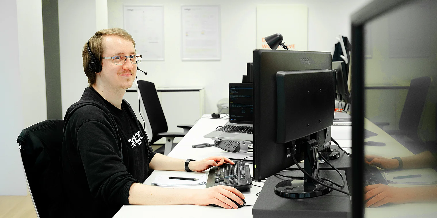 Joshua ist auf dem Bild zu sehen, das die Dienstleistung „Online-Werbespiele“ der Webagentur Netigo visualisiert; er lächelt in die Kamera, trägt Netigo-Bekleidung und ist vor einem thematisch passenden Hintergrund für digitale Kreativ- und Gaming-Projekte abgebildet.