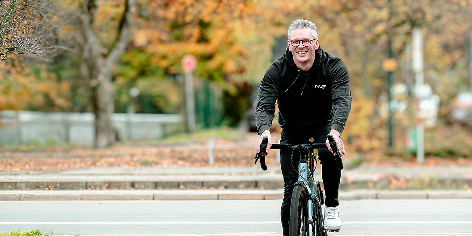 Walter steht bzw. ist sichtbar im Bild und repräsentiert die Nachhaltigkeits-Leitlinien der Netigo GmbH; das Bild zeigt ihn in einem Kontext, der Umweltbewusstsein, nachhaltige digitale Lösungen und verantwortungsvolle Arbeitsprozesse symbolisiert.